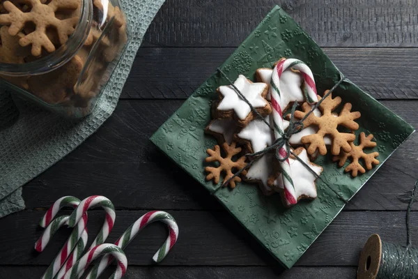 Γλυκά Χριστουγέννων Μελόψωμο Cookies Και Καλάμια Καραμέλα Ριγέ Μια Πράσινη — Φωτογραφία Αρχείου