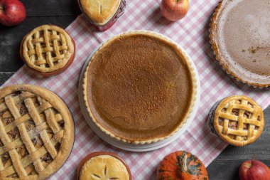 Pembe havlu ile bir tablo görünümünü, tam çeşitli ev yapımı börek, kabak pasta, elmalı turta, ahududulu turta. Geleneksel tatlı gıda pişirme.