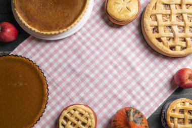 Doğrudan bir pembe havlu ve çeşitli tatlı börek içeren bir tablo görünümünü, kabak pasta, elmalı turta ve ahududu, kopya ile orta boşluk.