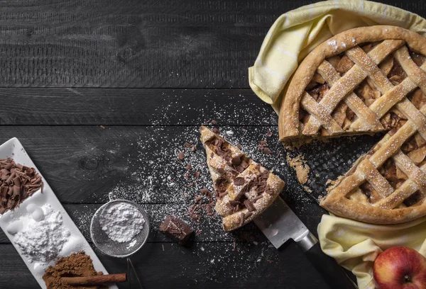 Tarta Manzana Americana Una Rebanada Cuchillo Con Azúcar Polvo Chocolate — Foto de Stock