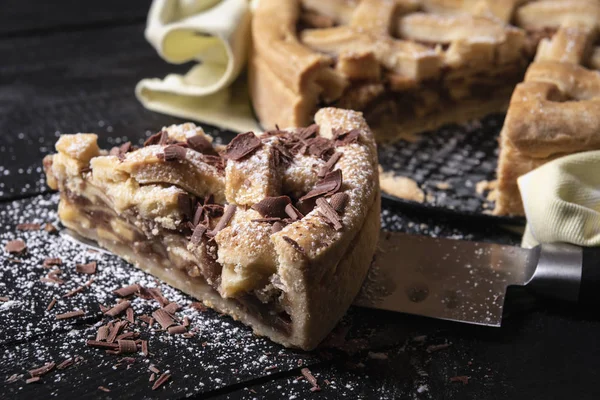 Cierre Con Pedazo Sabroso Pastel Manzana Cuchillo Con Azúcar Polvo — Foto de Stock