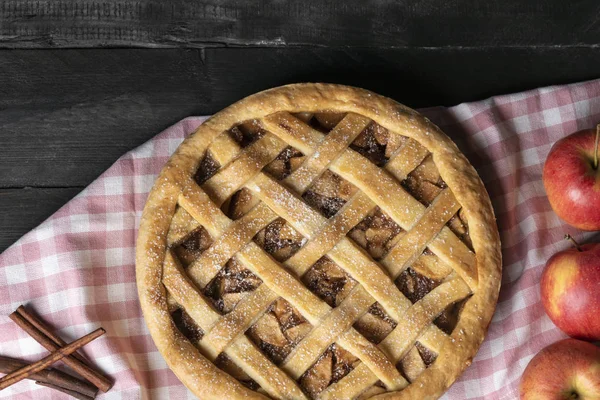 Mesa Rústica Con Todo Clásico Pastel Manzana Sobre Una Toalla — Foto de Stock