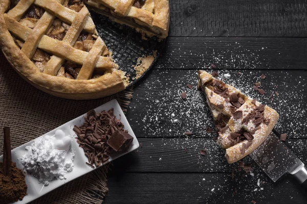 Mesa Cocina Con Pastel Manzana Entero Una Rebanada Cuchillo Con — Foto de Stock