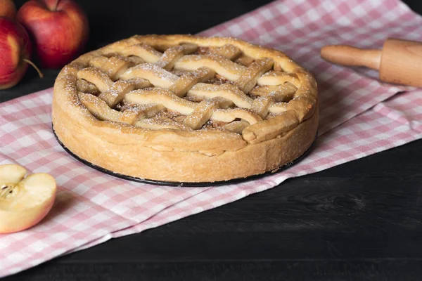 Pastel Entero Sabroso Manzana Con Corteza Celosía Azúcar Polvo Sobre — Foto de Stock