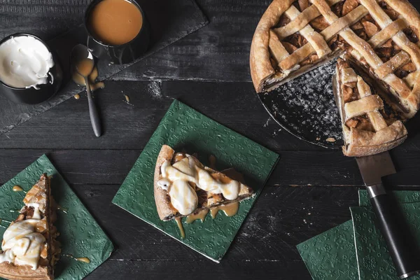 Sobre Vista Una Mesa Rústica Con Pastel Manzana Rodajas Dos — Foto de Stock