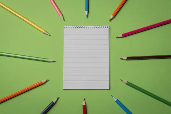 Mängd Olika Trä Färgpennor Och Tom Spiral Notebook Gröna Färgade — Stockfoto