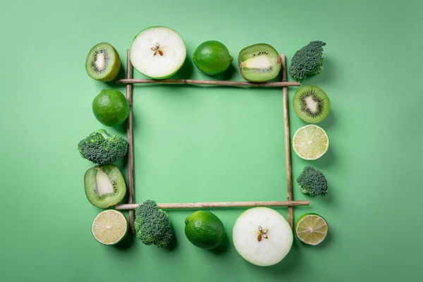 上の緑色の果物と野菜の緑の背景に 竹の棒から正方形のフレームに表示されるビューです ベジタリアン フード コンテキストをデトックスします — ストック写真