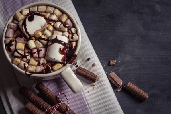 Κούπα Γάλα Σοκολάτα Marshmallows Και Choco Κερασάκι Στην Κορυφή Χριστουγεννιάτικα — Φωτογραφία Αρχείου