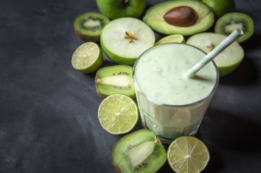 Cam mutfak masası üzerinde yeşil meyveler çevrili bir taze yüzlü ile. Soldan alan kopyalayın. Yemek Diyet. Sağlıklı beslenme. Vejetaryen yemek.