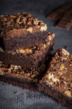 Lezzetli kek ile ceviz, ahşap bir masa üzerine. Brownie kek ile yakın çekim resmin adet dilimlenmiş