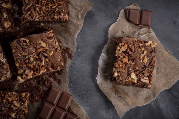 Lahodné Domácí Čokoládový Dort Zdobený Vlašskými Ořechy Čerstvě Upečený Brownie — Stock fotografie