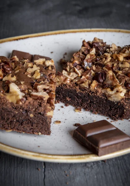 Čokoládový Brownie Vlašskými Ořechy Kouskem Čokolády Talíři — Stock fotografie