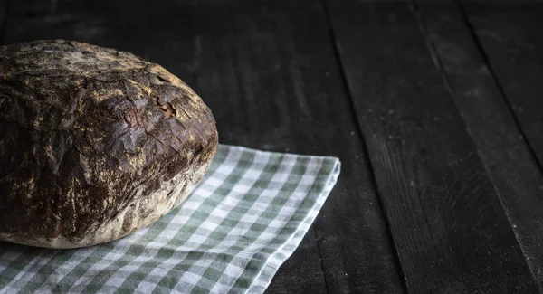 Krustiges Braunes Brot Auf Einem Grünen Handtuch Nahaufnahme Mit Köstlichen — Stockfoto