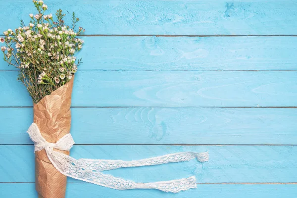 Witte Lente Bloemen Boeket Met Kant Lint Gebonden Boog Verpakt — Stockfoto