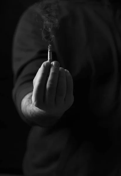 男の手に葉巻を吸ってください 喫煙コンセプトを終了します 低照度でのモノクロ画像 — ストック写真