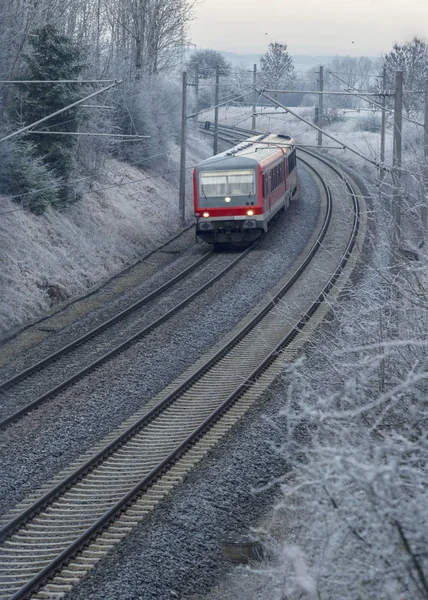 Treno Dei Passeggeri Attraversa Natura Una Fredda Giornata Del Mattino — Foto Stock