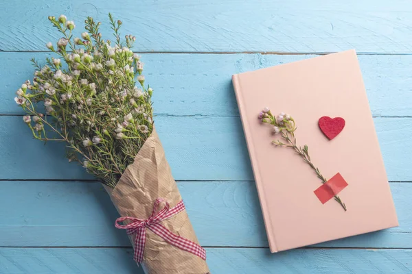 Boeket Van Bloemen Die Zijn Verbonden Met Een Rode Strik — Stockfoto