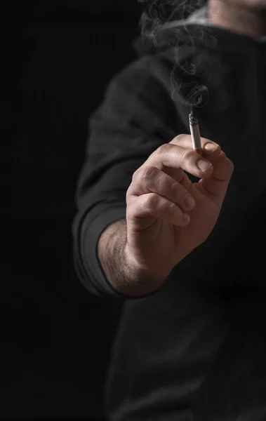 Homem Silhueta Segurando Charuto Aceso Frente Câmera Pára Fumar Contexto — Fotografia de Stock