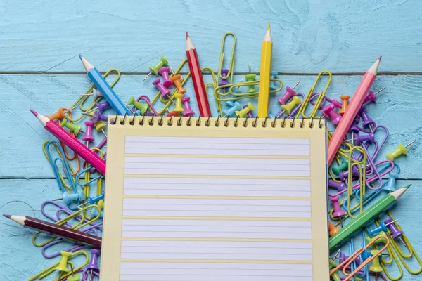 Blank Anteckningsbok Och Mängd Kontorsmaterial Ett Blått Träbord — Stockfoto