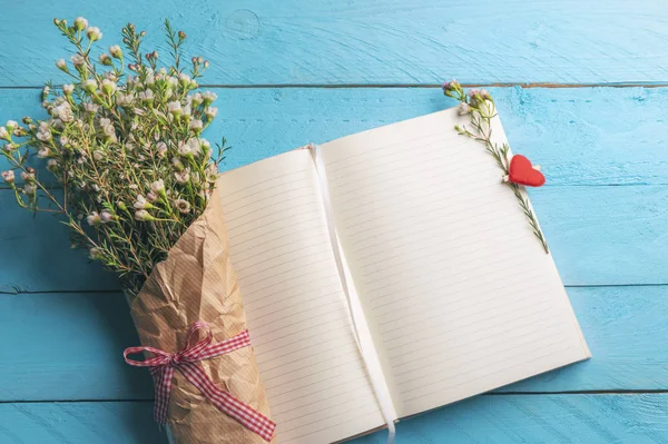 Notitieblok Openen Leeg Een Blauwe Bureau Een Boeket Van Lentebloemen — Stockfoto