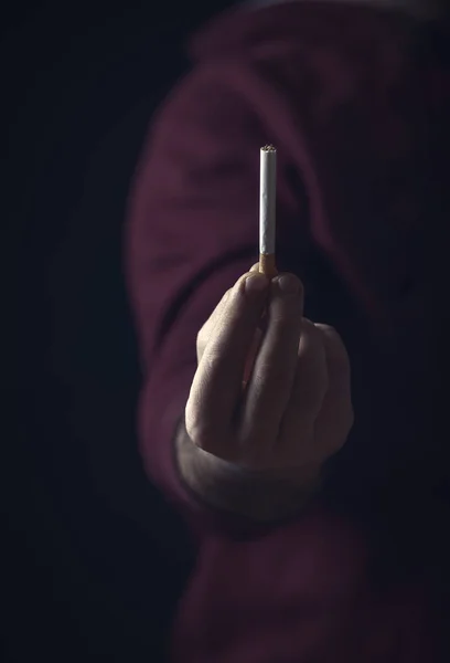 Человек Раздает Целую Сигарету Бросить Курить Концептуальное Изображение Низком Освещении — стоковое фото