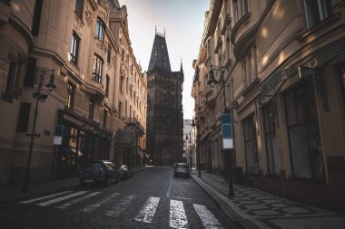 Eski binalar ve sonunda antik bir kule olan cadde, Çek Cumhuriyeti 'nin başkenti Prag' ın Eski Şehir Merkezi 'nde..