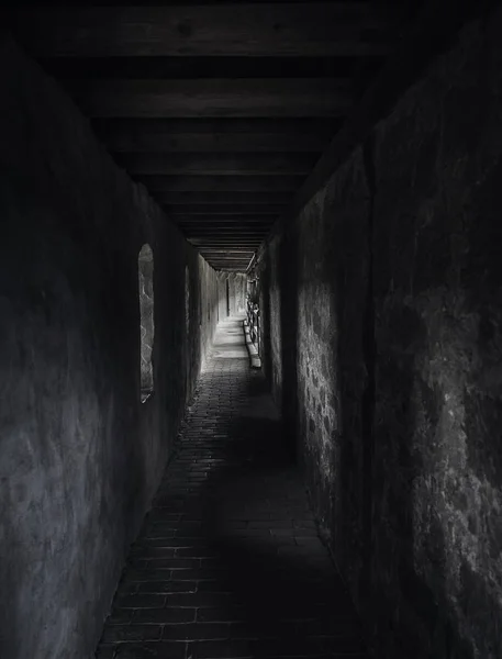 Passage Altéré Par Faible Luminosité Dans Bâtiment Médiéval Avec Des — Photo