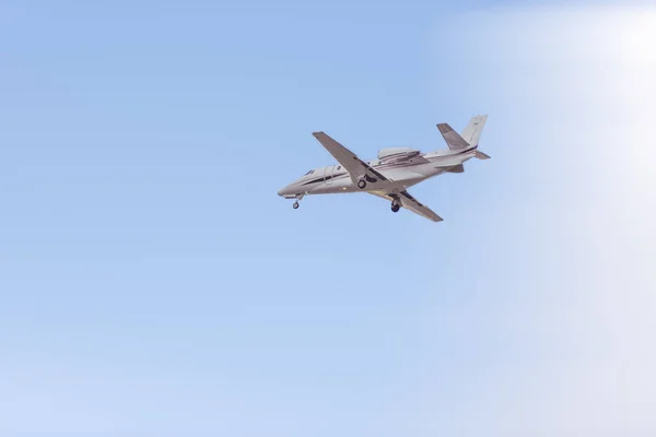 Avión Reacción Volando Contra Cielo Azul Día Soleado Verano —  Fotos de Stock