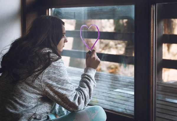 Millennial Girl Zeichnet Ein Herz Mit Rosa Lippenstift Auf Ein — Stockfoto