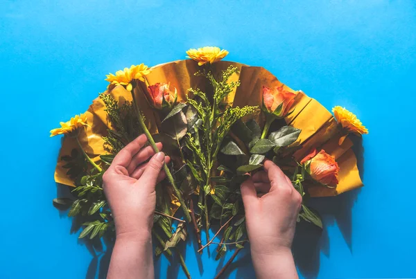 Kvinnans Händer Plocka Blommor Från Oförpackade Blombukett Bordsskiva Visa Med — Stockfoto