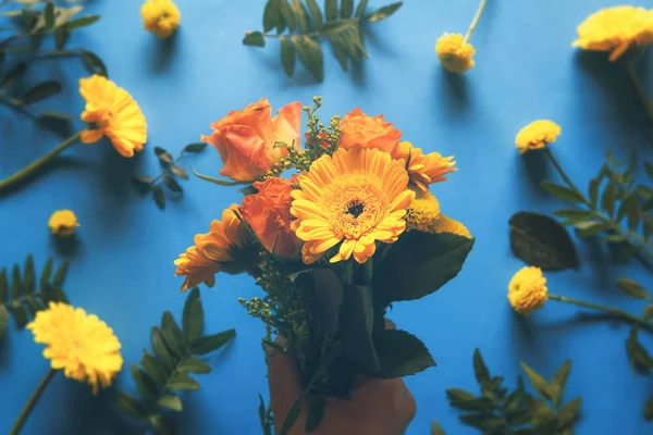 Arranjo Floral Partir Crisântemos Amarelos Rosas Laranja Realizada Mão Sobre — Fotografia de Stock