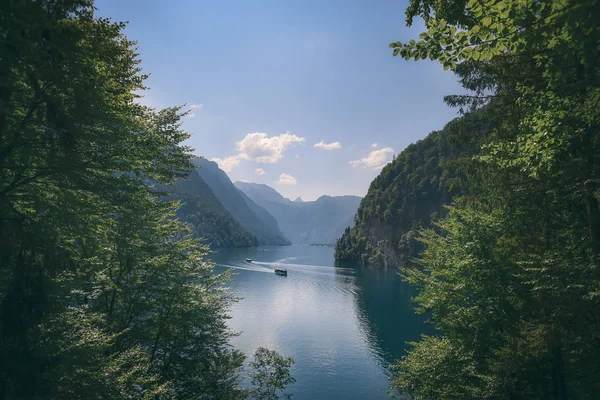 Yeşil doğa manzara ile göl ağaçlarıyla, yaz, güneşli bir günde Berchtesgaden, Almanya'da çerçeveli Konigsee, Alman Alpleri dağlarda.