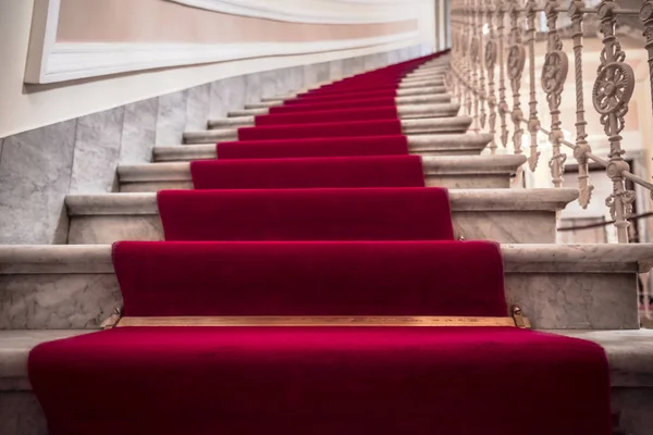 Interiéru Luxusní Budovy Mramorové Schodiště Pokryté Kobercem Červený — Stock fotografie