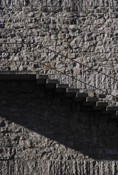 Zijaanzicht Van Buiten Trap Ochtend Licht Tegen Een Stenen Muur — Stockfoto