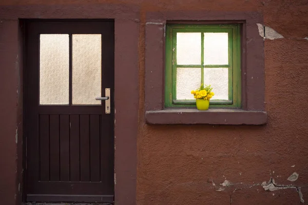 窓辺の緑の木製窓を通って来る日光花瓶の春の花 — ストック写真