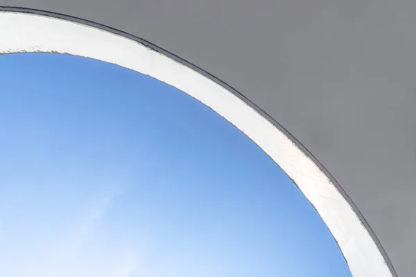 Ívelt Beton Mennyezet Ellen Blue Sky Egy Napsütéses Napon Építészeti — Stock Fotó