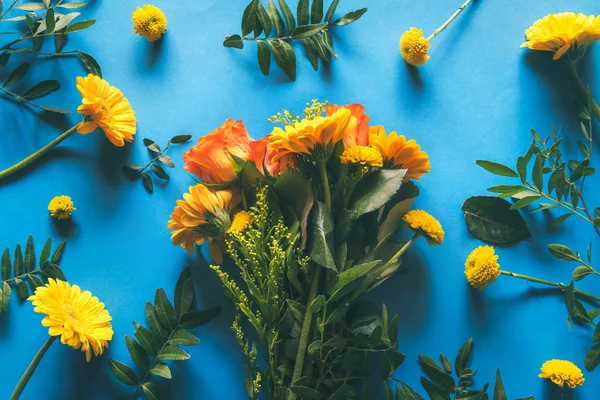 Ramo de flores amarillas sobre fondo azul — Foto de Stock