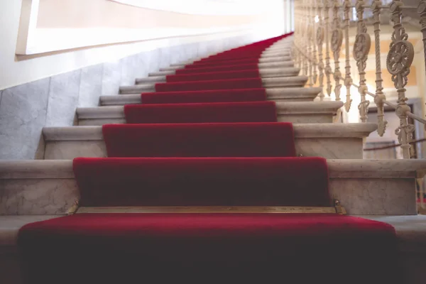 Mramorové schodiště pokryté kobercem red — Stock fotografie