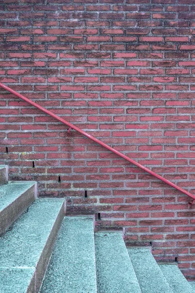 Escada e parede de tijolo com corrimão — Fotografia de Stock