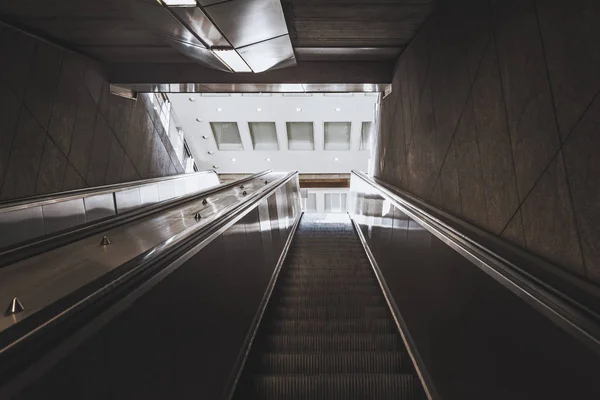 Escaleras escaleras mecánicas que suben hacia la salida —  Fotos de Stock