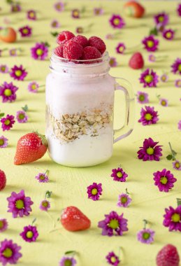 Bir kavanozda Müsli ve ahududu yoğurt