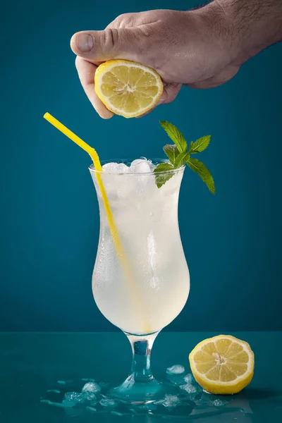 Bebida de verão com limões espremidos frescos e gelo — Fotografia de Stock