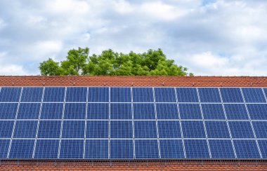 Bir ev kiremit çatı üzerinde güneş panelleri. Güneş enerjisi kurulumu