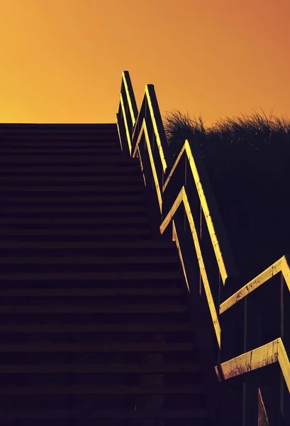 Escadas de madeira em baixa luz na hora de ouro nascer do sol — Fotografia de Stock