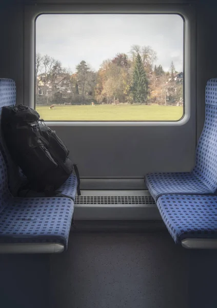 Sandalyelerde pencere ve sırt çantası ile tren iç