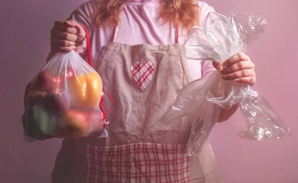 Woman holding plastic wrappers versus eco bag for groceries — Stock Photo, Image