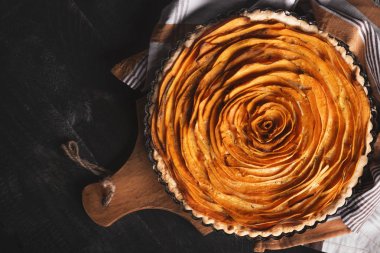 Rustik ortamlarda Tatlı patates çiçek tart