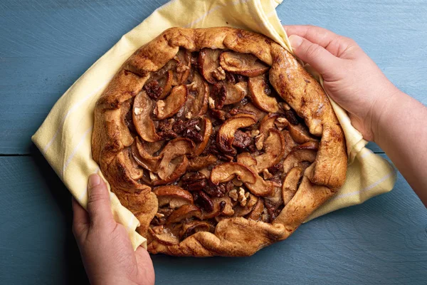 Pastel de galette casero con nueces de manzana y nuez de nuez — Foto de Stock