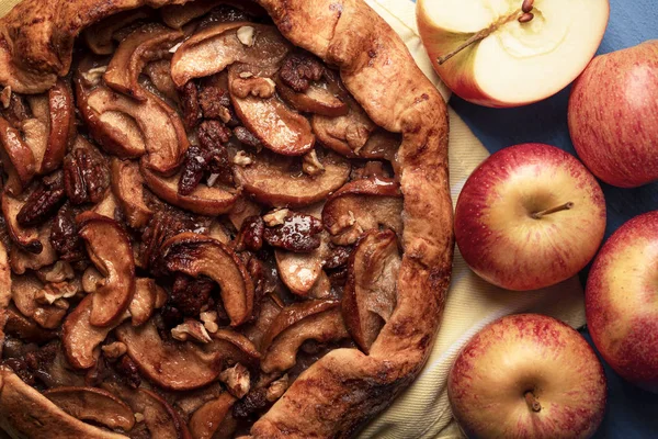 Tarta de manzana casera con nueces de nuez. Postre de otoño con un manjar — Foto de Stock