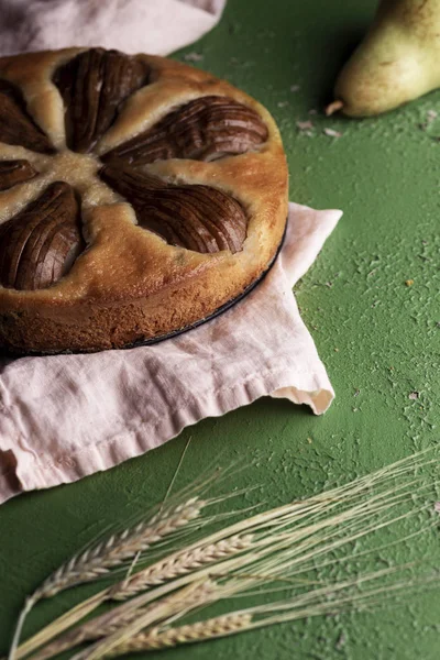 Měkký dort s hruškami jako podzimní dezert — Stock fotografie